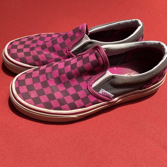 magenta checkered vans